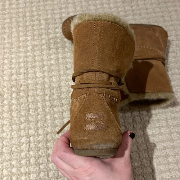 Toms Tan Moccasin Winter Boots with Faux Fur Trim - Picture 6 of 7
